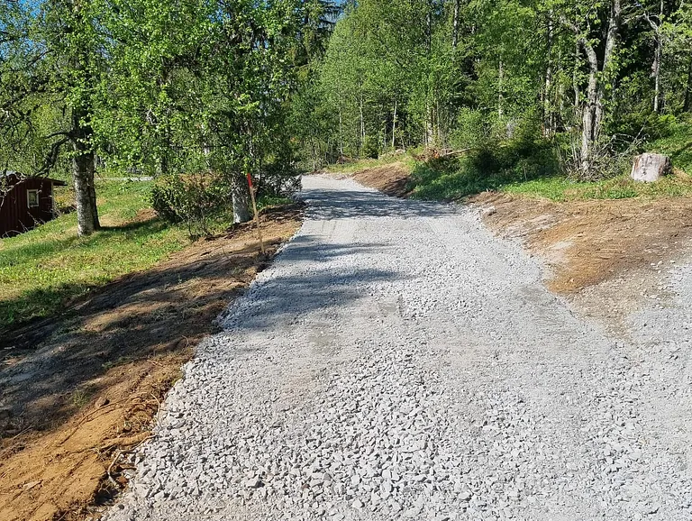Vägarbete. Bilden föreställer en grusväg.