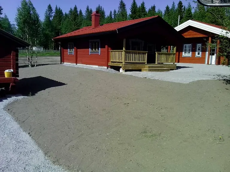 Markarbete för husgrund. Bilden föreställer markarbete som gjorts runt ett hus.