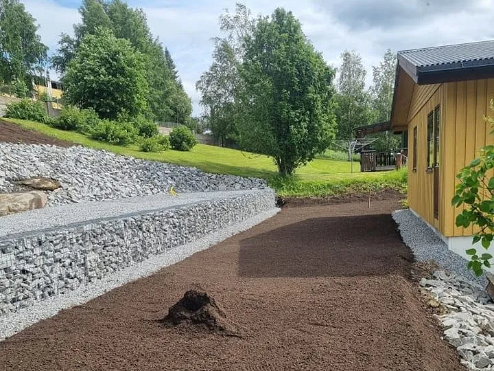 Markarbete i trädgården. Bilden förställer nylagd jord som ska användas för att plantera nytt gräs.